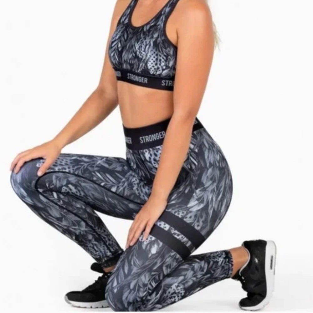 Stronger Label Onyx Leggings Black white and Gray Feather Size Small